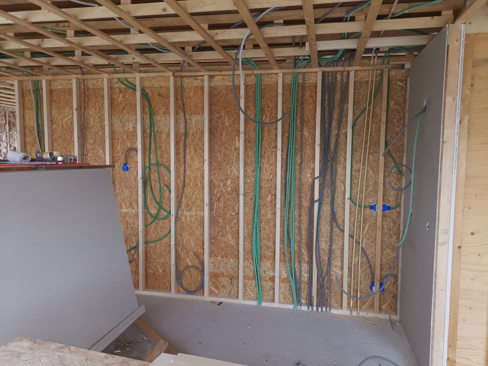 Bekabeling in een houten wand voordat die wordt dichtgemaakt